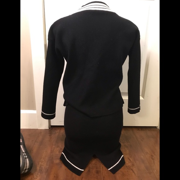 Black/White V-neckline Sweater and Skirt Knit Set - Picture 2 of 13